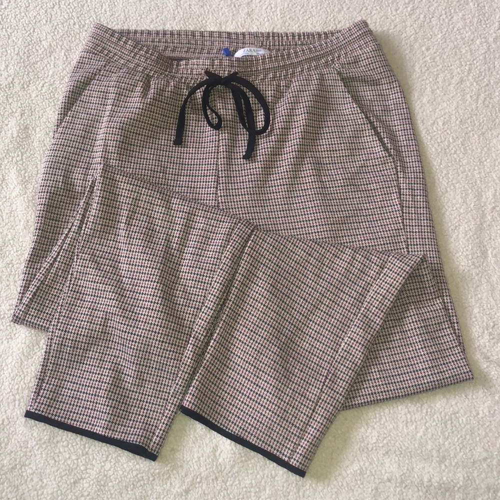 NWT. Zara Houndstooth Maroon/Black Jogger Size M.